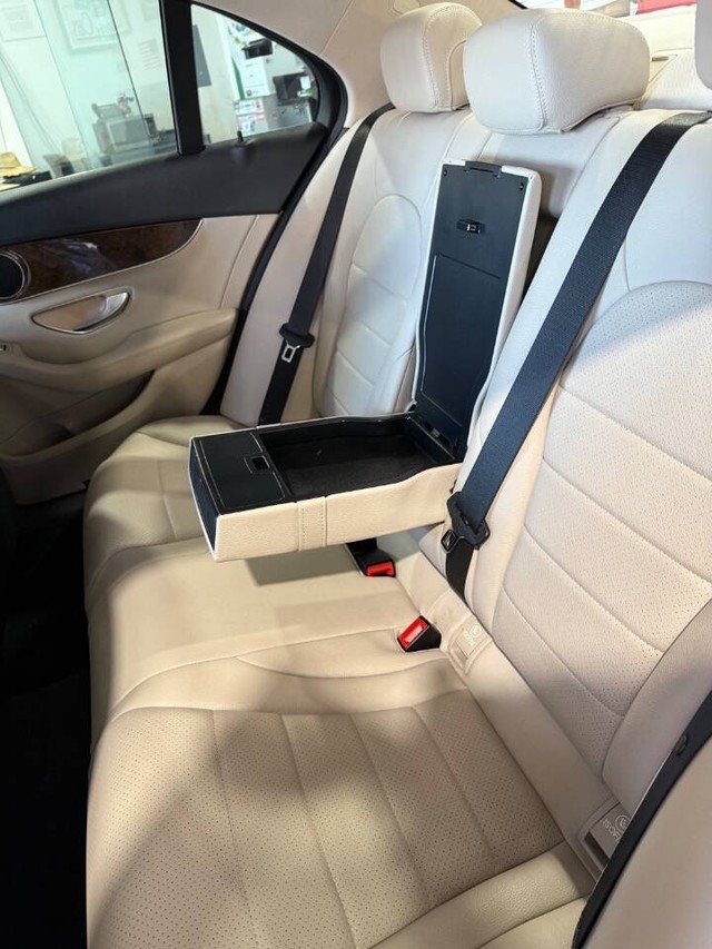 Mercedes-Benz C-Class Vehicle Full-screen Gallery Image 46