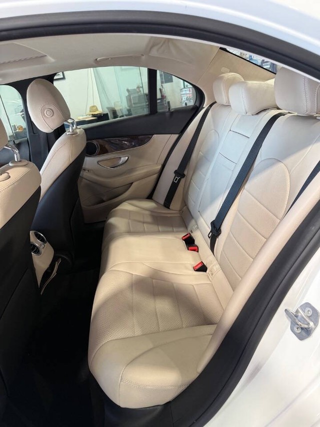 Mercedes-Benz C-Class Vehicle Full-screen Gallery Image 47