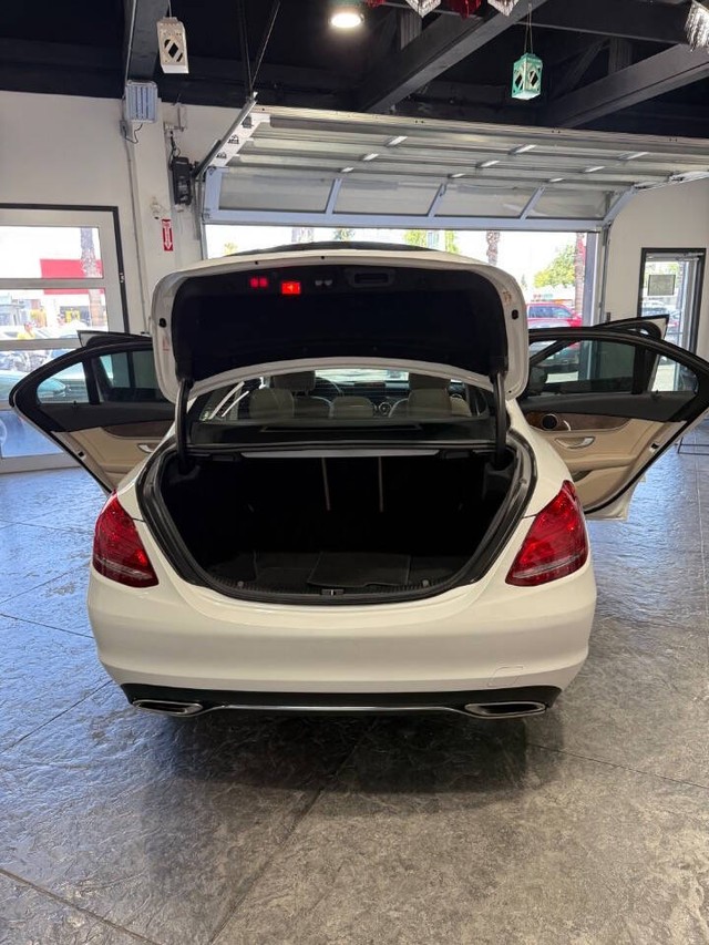 Mercedes-Benz C-Class Vehicle Full-screen Gallery Image 48