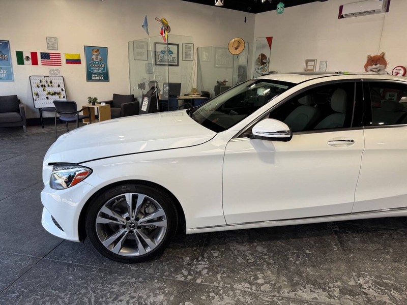 Mercedes-Benz C-Class Vehicle Full-screen Gallery Image 08