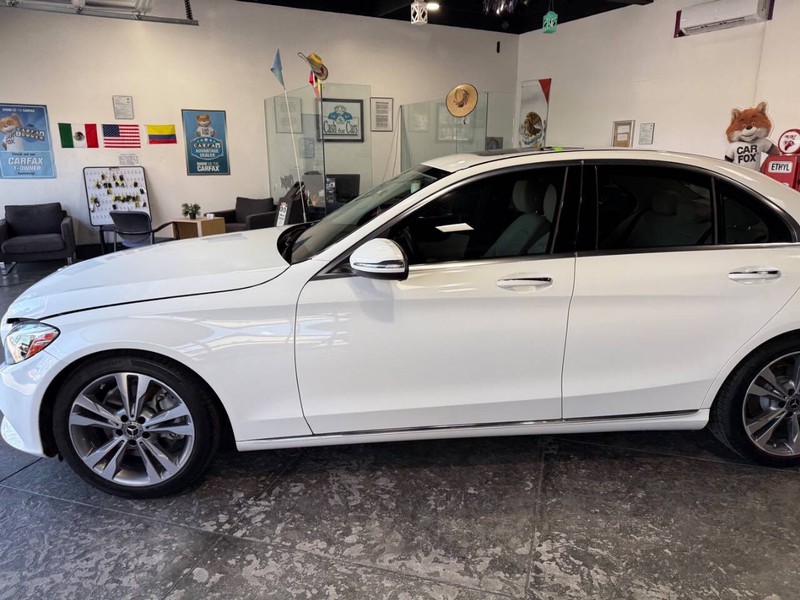 Mercedes-Benz C-Class Vehicle Full-screen Gallery Image 11