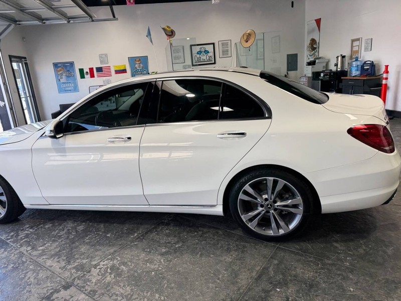Mercedes-Benz C-Class Vehicle Full-screen Gallery Image 12