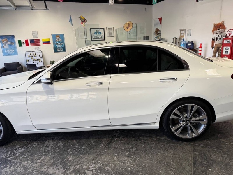 Mercedes-Benz C-Class Vehicle Full-screen Gallery Image 14