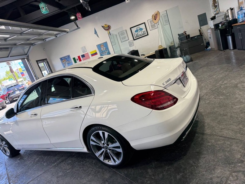 Mercedes-Benz C-Class Vehicle Full-screen Gallery Image 15