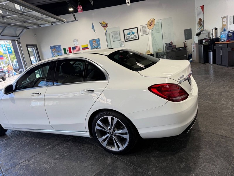 Mercedes-Benz C-Class Vehicle Full-screen Gallery Image 16