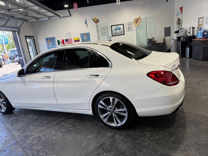 Mercedes-Benz C-Class Vehicle Full-screen Gallery Image 17