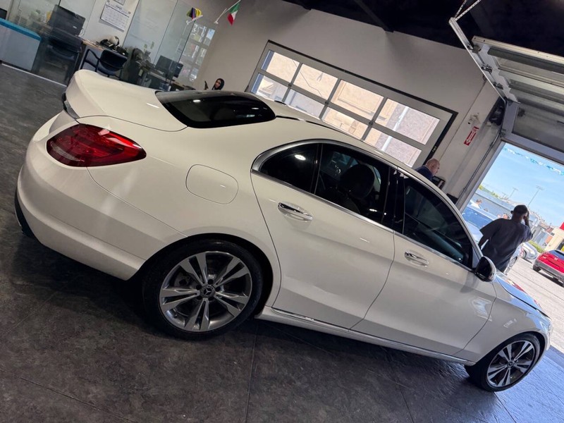 Mercedes-Benz C-Class Vehicle Full-screen Gallery Image 24
