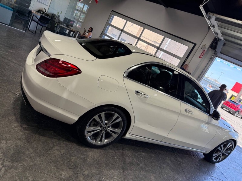 Mercedes-Benz C-Class Vehicle Full-screen Gallery Image 25