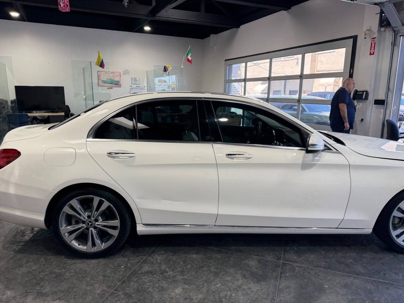Mercedes-Benz C-Class Vehicle Full-screen Gallery Image 27