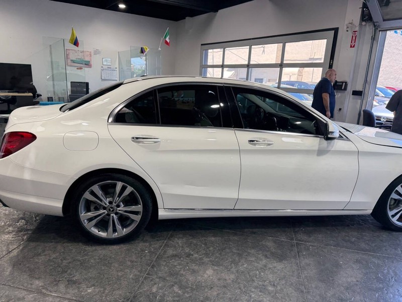 Mercedes-Benz C-Class Vehicle Full-screen Gallery Image 28