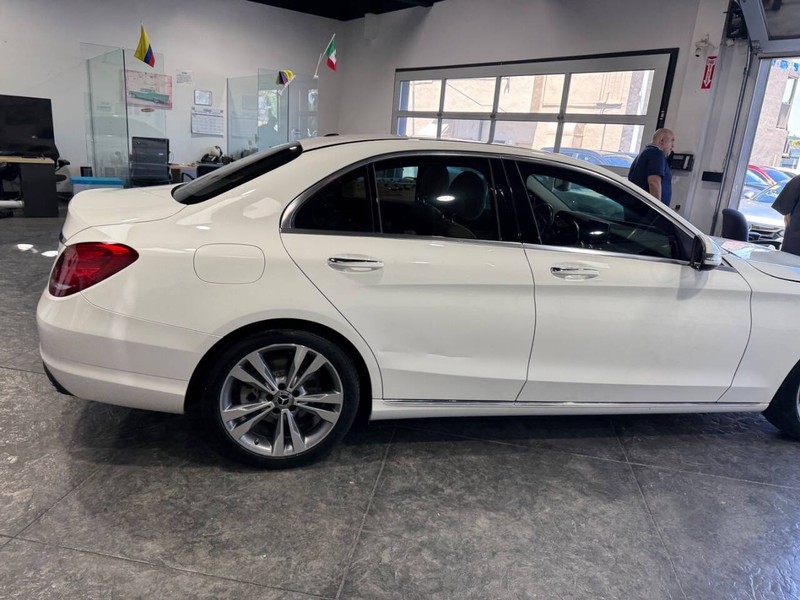 Mercedes-Benz C-Class Vehicle Full-screen Gallery Image 29