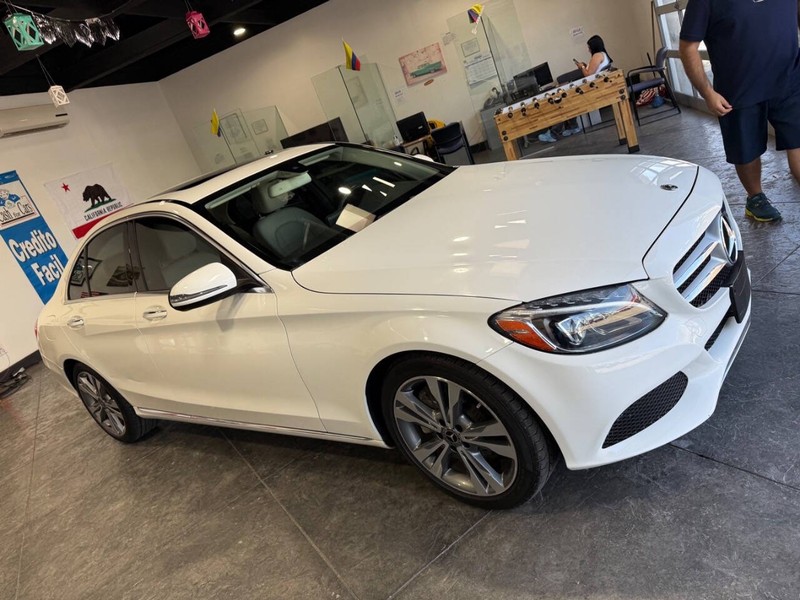 Mercedes-Benz C-Class Vehicle Full-screen Gallery Image 30