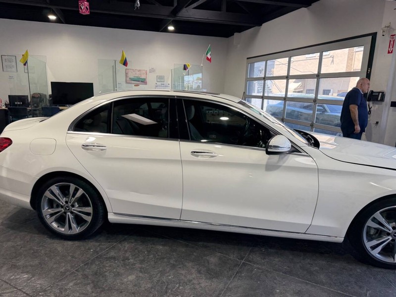 Mercedes-Benz C-Class Vehicle Full-screen Gallery Image 32