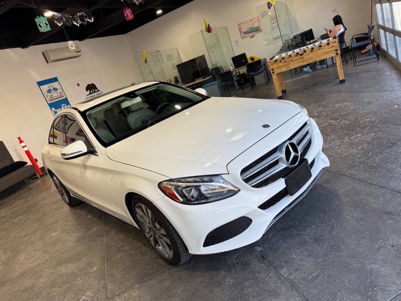 Mercedes-Benz C-Class Vehicle Full-screen Gallery Image 35