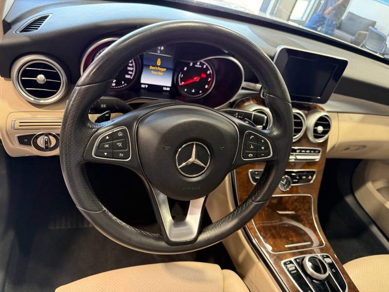 Mercedes-Benz C-Class Vehicle Full-screen Gallery Image 41