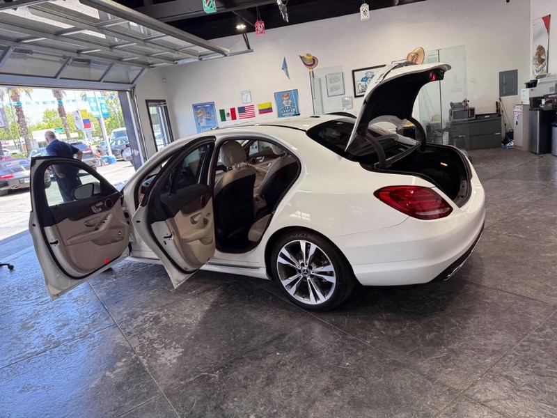 Mercedes-Benz C-Class Vehicle Full-screen Gallery Image 50