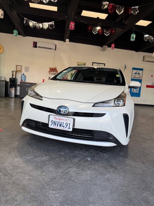 Toyota Prius Vehicle Full-screen Gallery Image 07