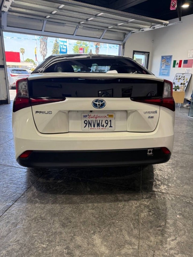 Toyota Prius Vehicle Full-screen Gallery Image 28