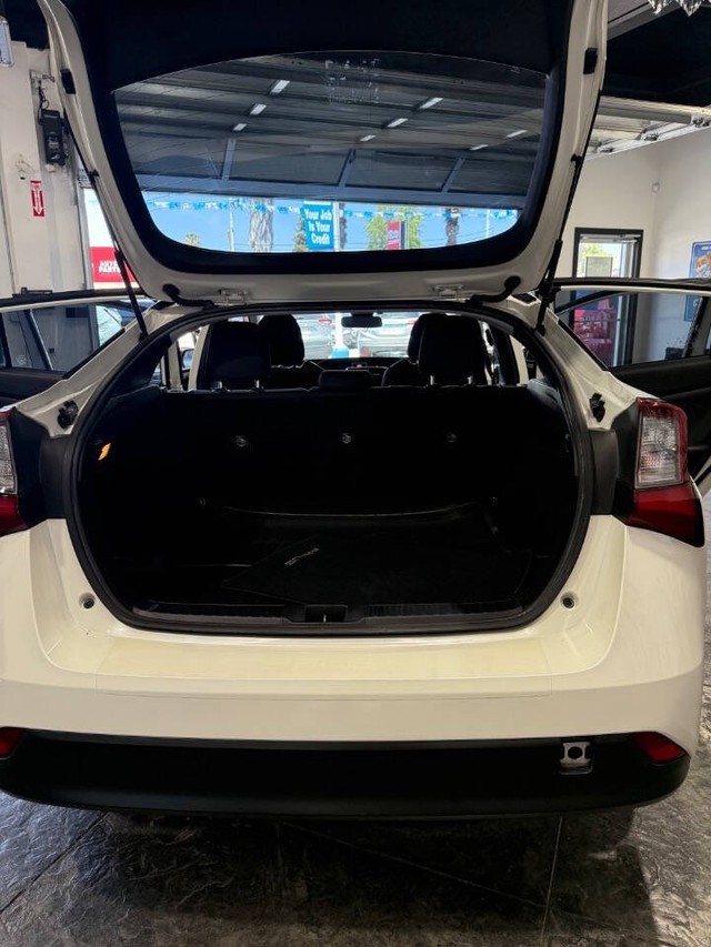 Toyota Prius Vehicle Full-screen Gallery Image 45