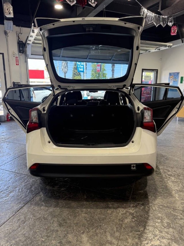 Toyota Prius Vehicle Full-screen Gallery Image 46
