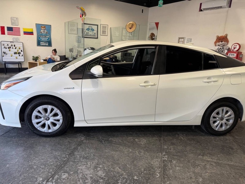 Toyota Prius Vehicle Full-screen Gallery Image 09