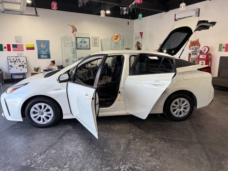 Toyota Prius Vehicle Full-screen Gallery Image 10