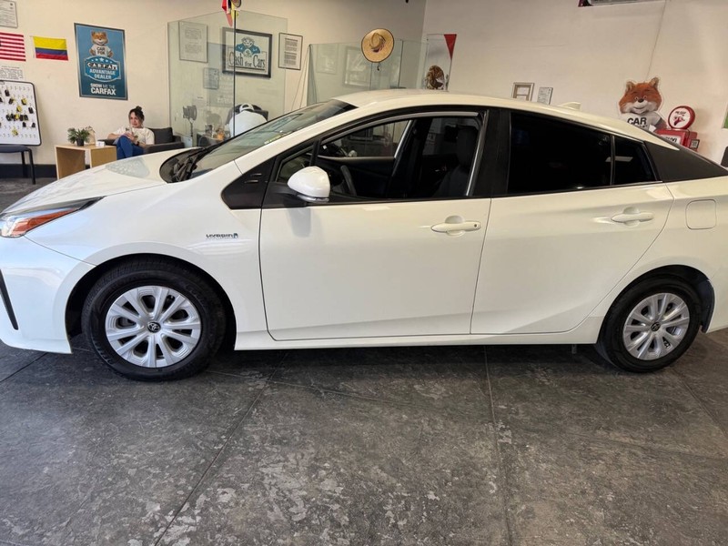 Toyota Prius Vehicle Full-screen Gallery Image 11