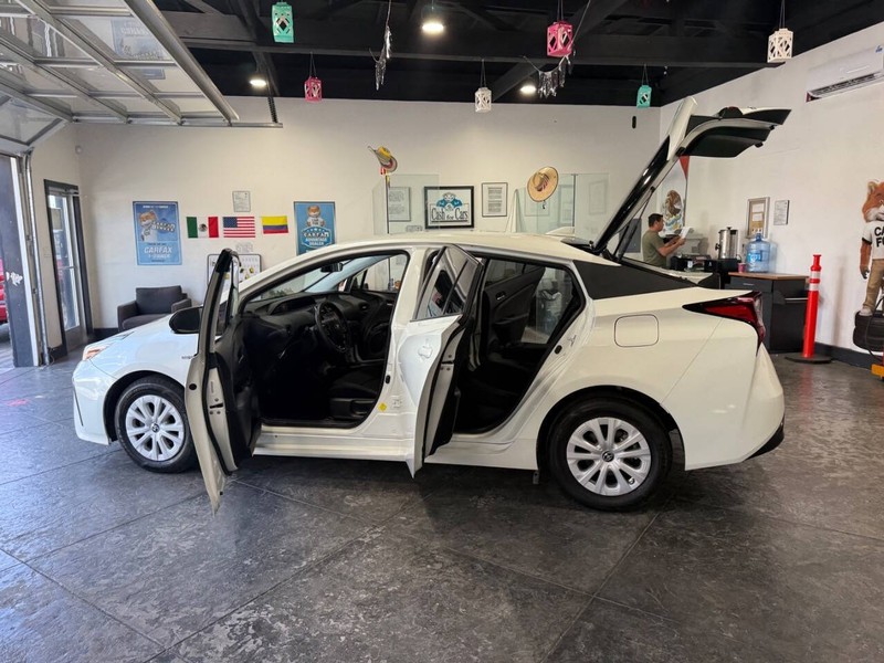 Toyota Prius Vehicle Full-screen Gallery Image 14
