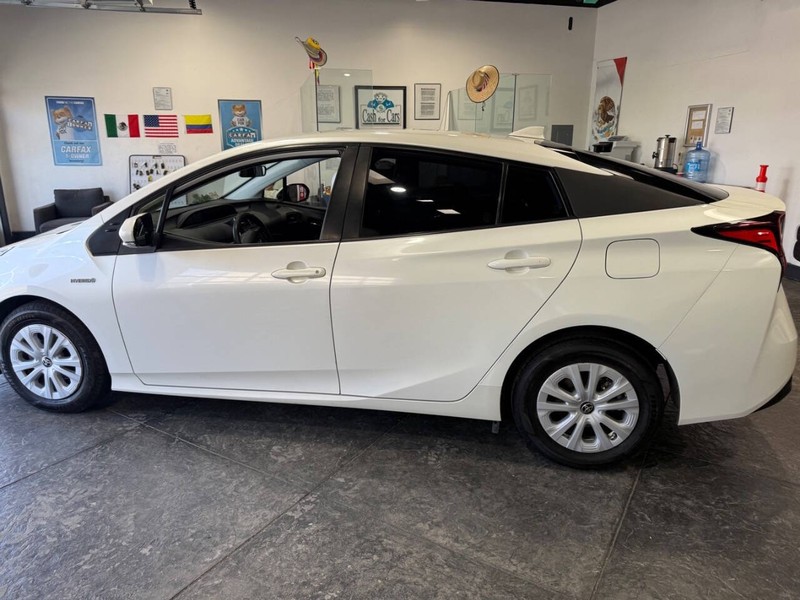 Toyota Prius Vehicle Full-screen Gallery Image 15