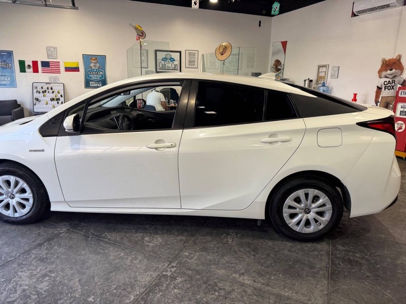 Toyota Prius Vehicle Full-screen Gallery Image 17