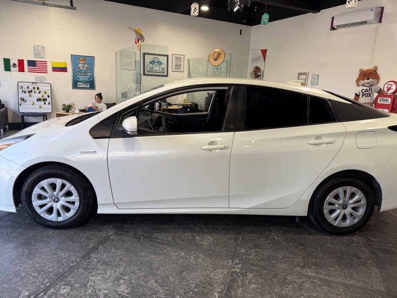 Toyota Prius Vehicle Full-screen Gallery Image 19