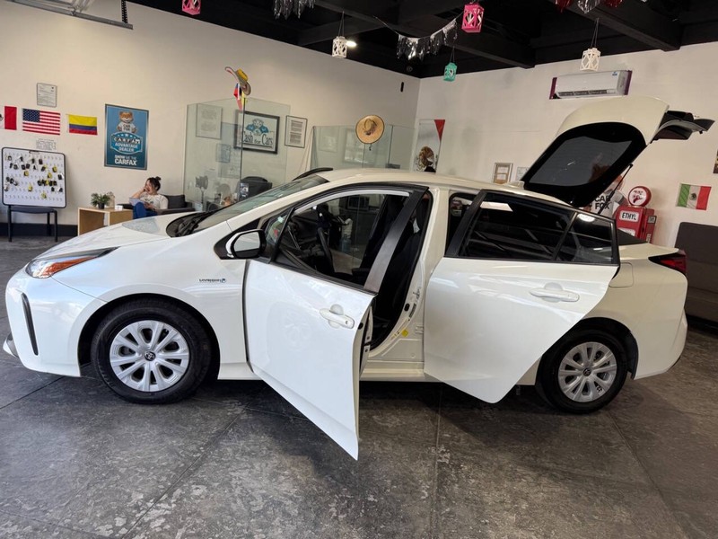 Toyota Prius Vehicle Full-screen Gallery Image 20