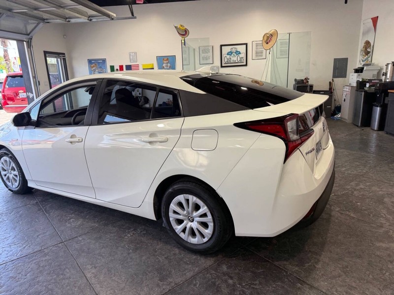 Toyota Prius Vehicle Full-screen Gallery Image 21