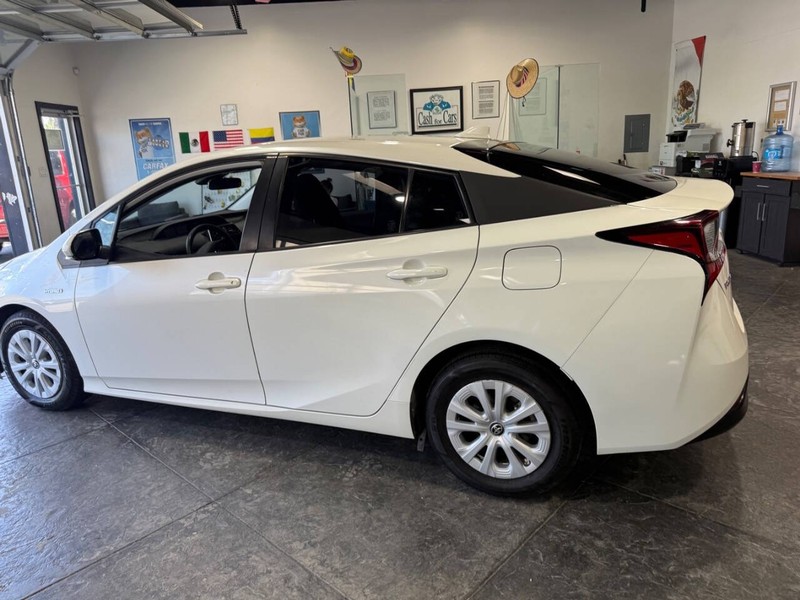 Toyota Prius Vehicle Full-screen Gallery Image 22