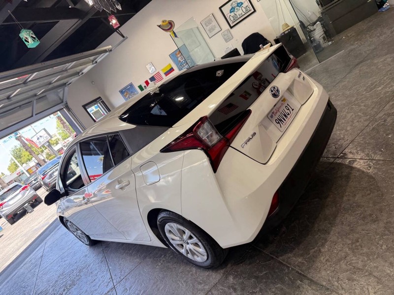 Toyota Prius Vehicle Full-screen Gallery Image 24