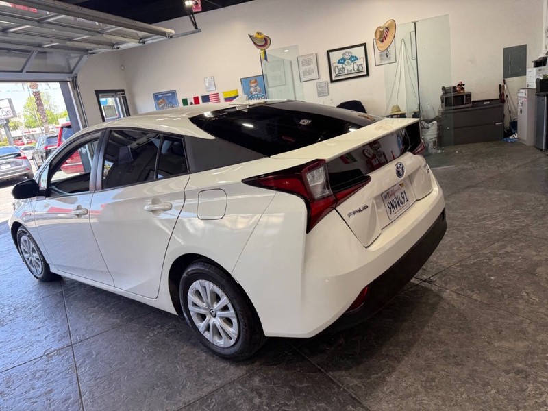 Toyota Prius Vehicle Full-screen Gallery Image 25