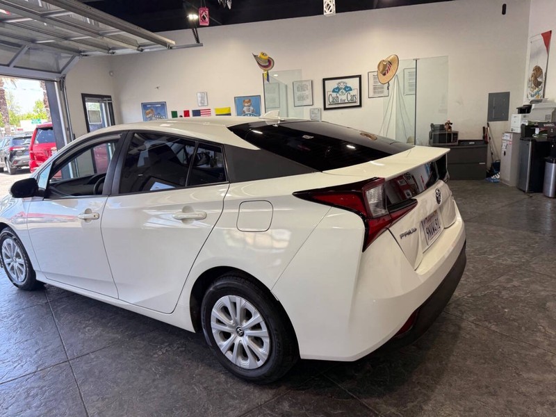 Toyota Prius Vehicle Full-screen Gallery Image 26