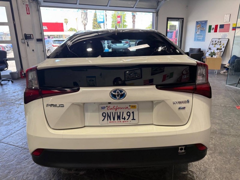 Toyota Prius Vehicle Full-screen Gallery Image 27