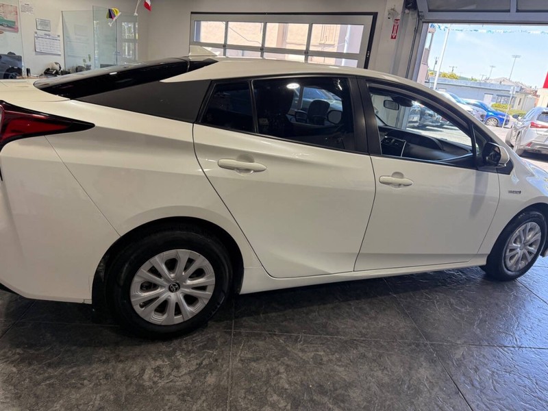 Toyota Prius Vehicle Full-screen Gallery Image 31