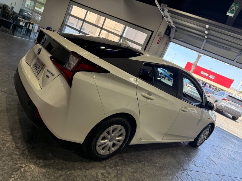 Toyota Prius Vehicle Full-screen Gallery Image 32