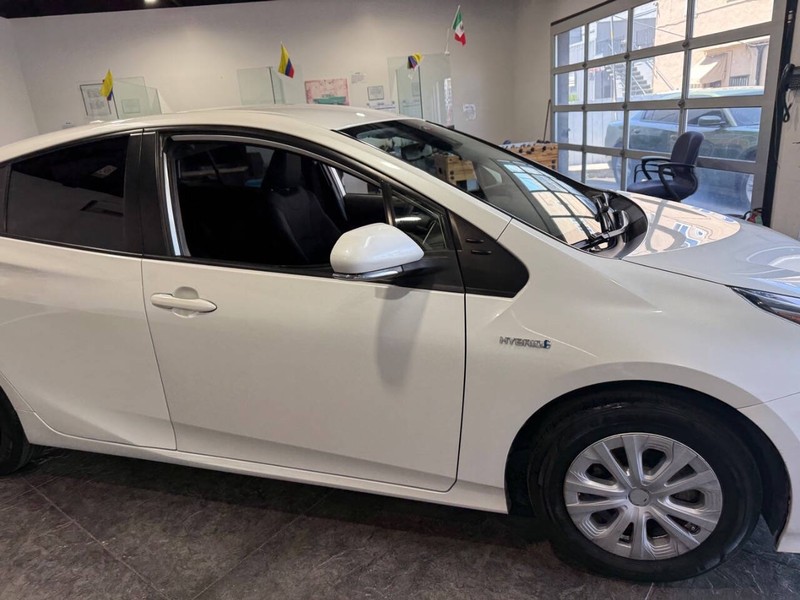 Toyota Prius Vehicle Full-screen Gallery Image 33