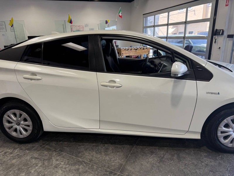 Toyota Prius Vehicle Full-screen Gallery Image 34