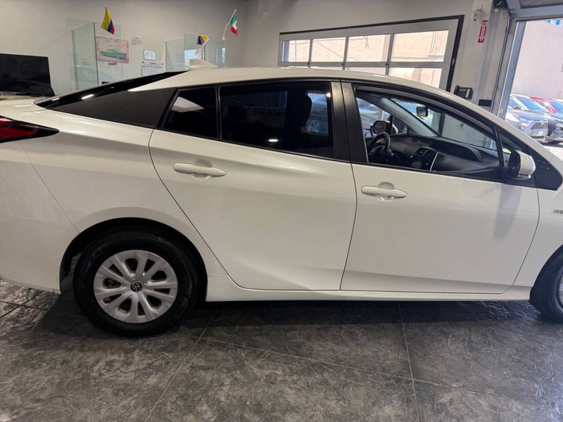 Toyota Prius Vehicle Full-screen Gallery Image 35