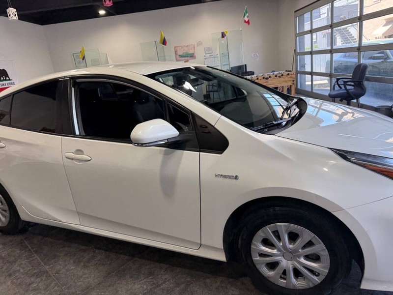 Toyota Prius Vehicle Full-screen Gallery Image 38