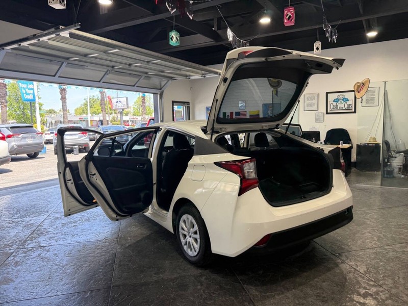 Toyota Prius Vehicle Full-screen Gallery Image 49