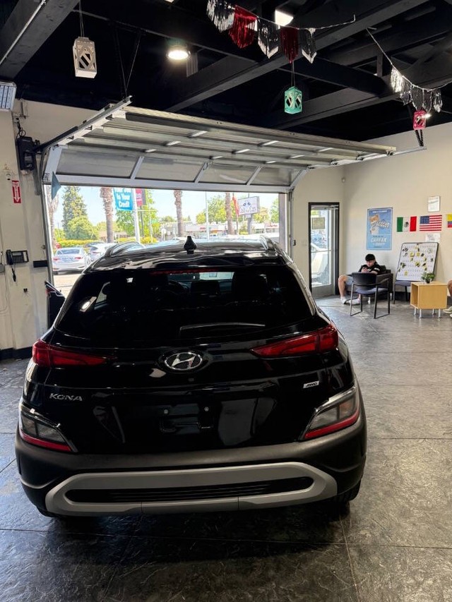 Hyundai Kona Vehicle Full-screen Gallery Image 25
