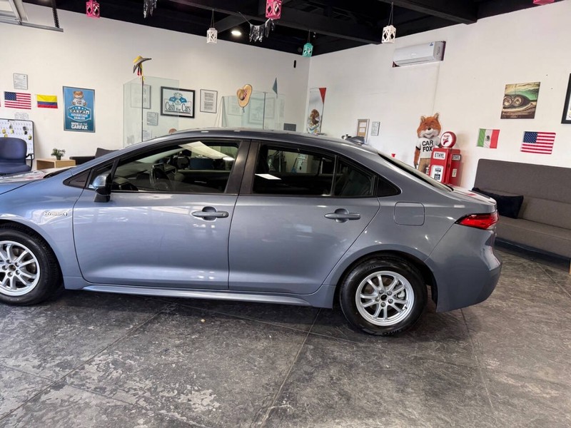 Toyota Corolla Hybrid Vehicle Full-screen Gallery Image 10
