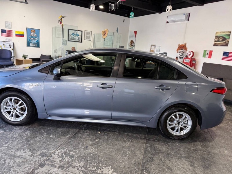 Toyota Corolla Hybrid Vehicle Full-screen Gallery Image 11