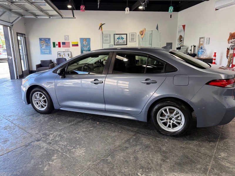 Toyota Corolla Hybrid Vehicle Full-screen Gallery Image 14