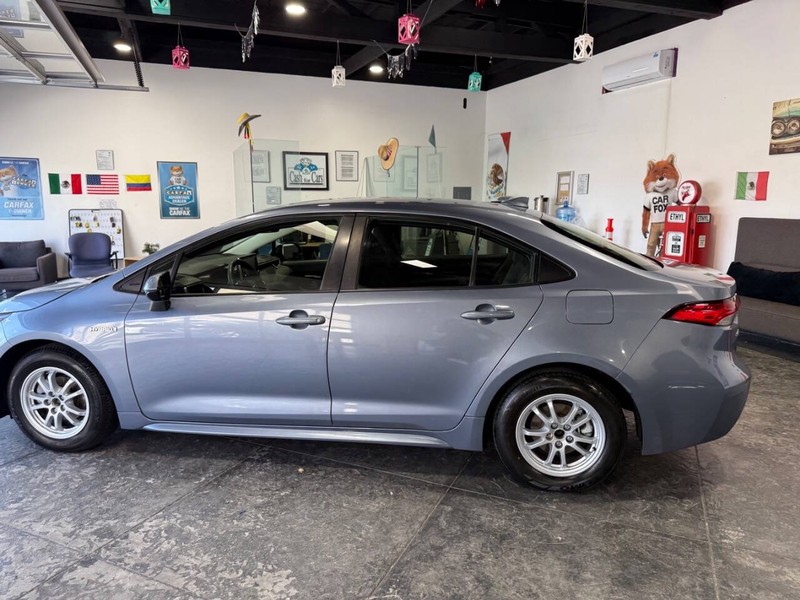 Toyota Corolla Hybrid Vehicle Full-screen Gallery Image 15